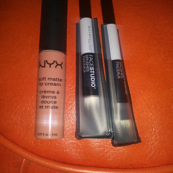 Make up bundle!!! 👄 - Picture 3 of 5